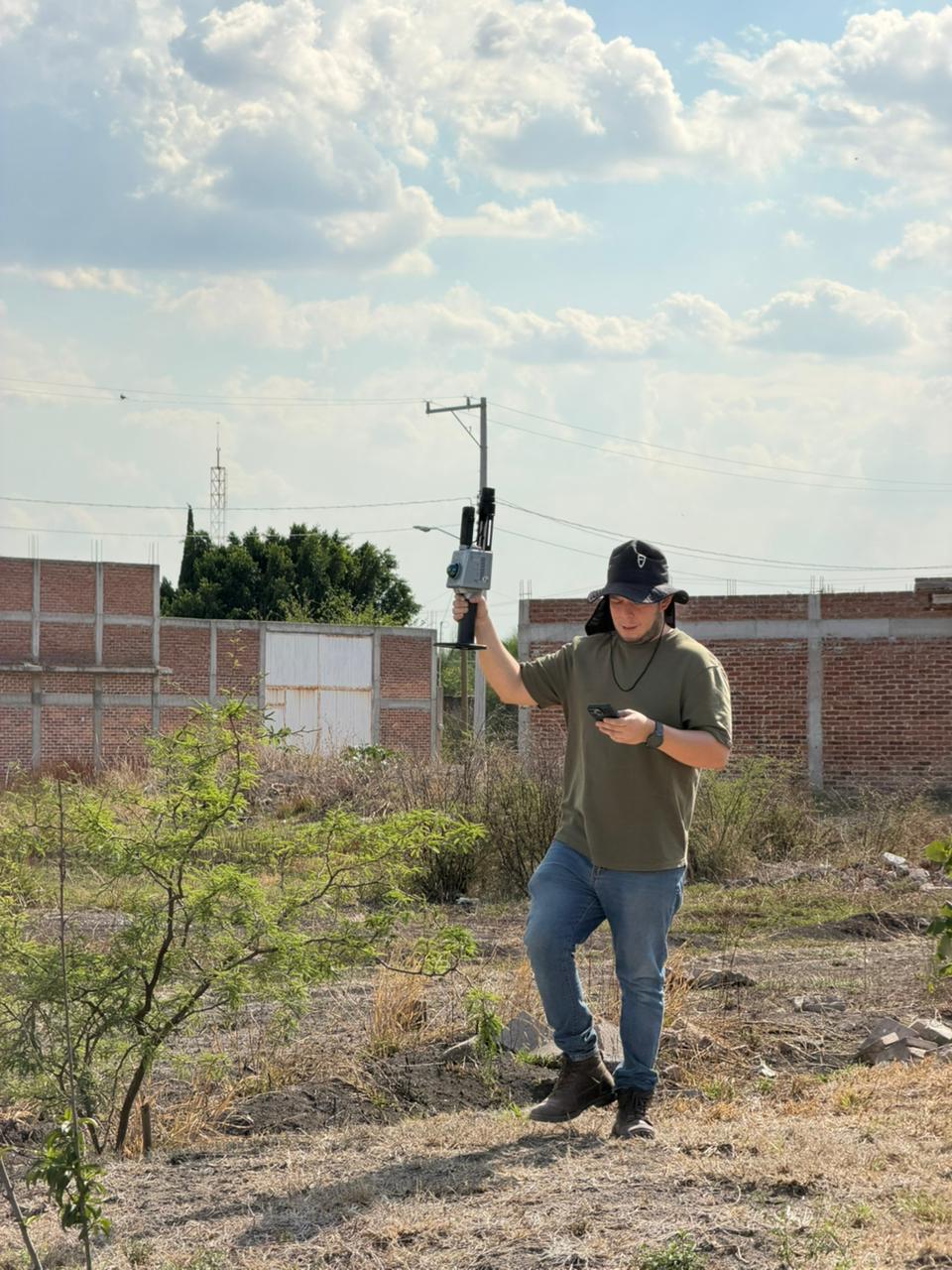 Operador con escáner LiDAR en campo